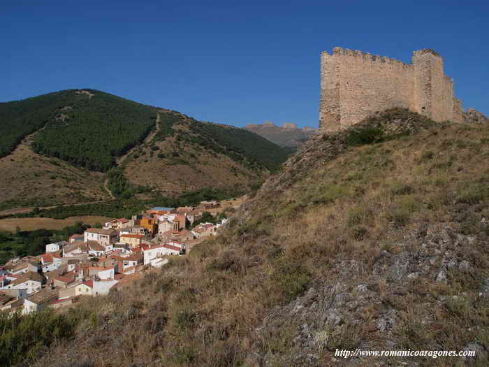 SILUETA DEL CASTILLO SOBRE EL CASERÍO